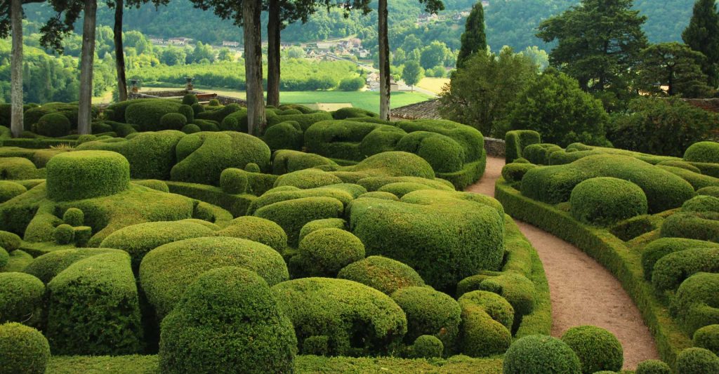 Explorez l’incroyable diversité de la France qui vous offre un éventail de sites touristiques classés, une gastronomie propre à chaque région, des activités ludiques et culturelles en toute saison.