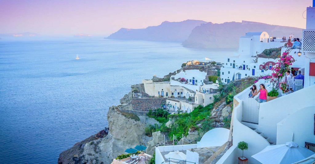 Europe, notion géographique parfois un peu vague, regroupe un incroyable foisonnement de populations, de cultures, de langues, parfois éloignées les unes des autres mais toutes liées au final par une histoire ancienne, parfois douloureuse, toujours passionnante.